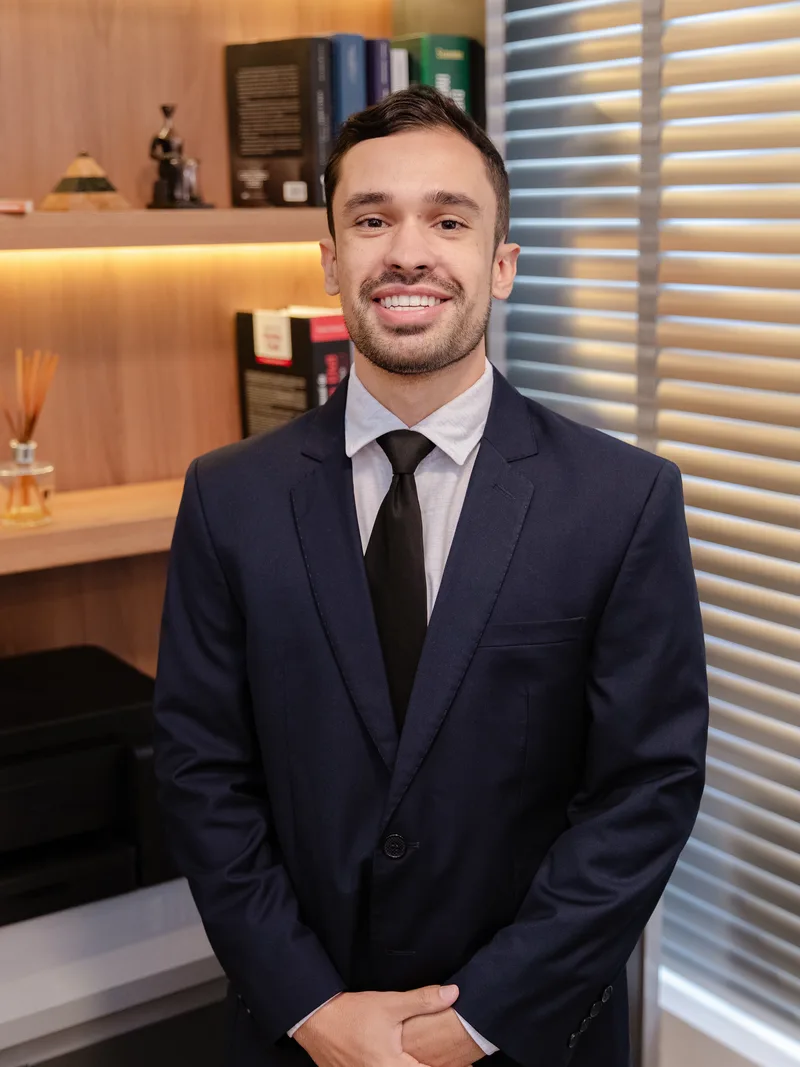 Luan Neves Almeida Delfiol, advogado em Londrina