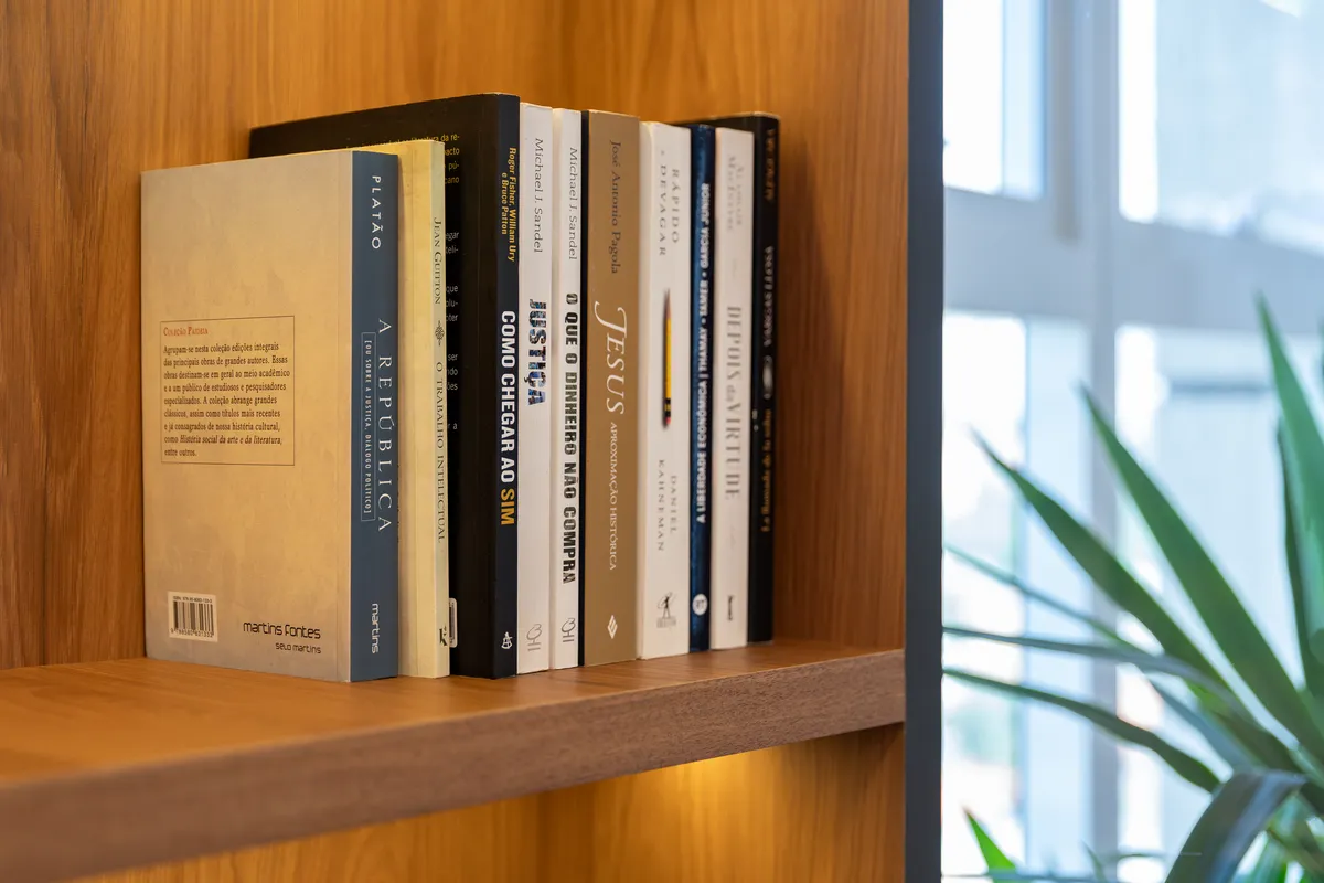 Biblioteca do escritório com obras de direito e filosofia